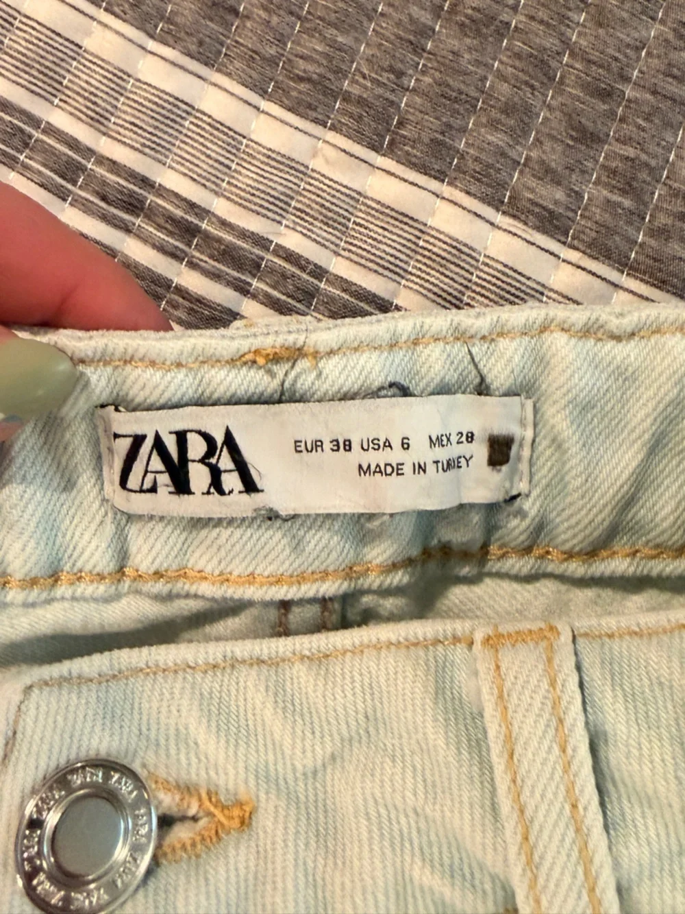 NWOT Zara Light Wash Straight Leg Jeans Women’s size 6- Frayed Hem